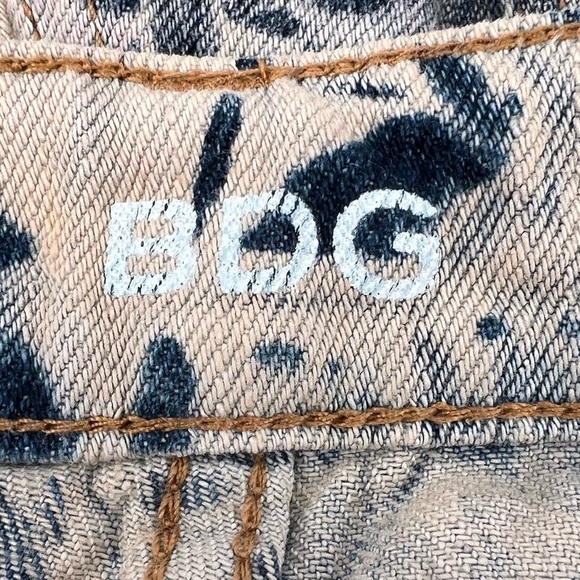 BDG Freja Mid Rise Vintage Fit Cut Off Embellished Jean Shorts Size 26 W - Picture 2 of 8